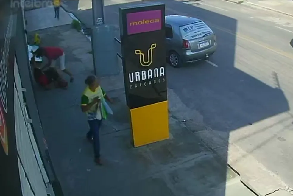 Homem desce de carro e esfaqueia mulher diversas vezes em Teresina — Foto: Reprodução