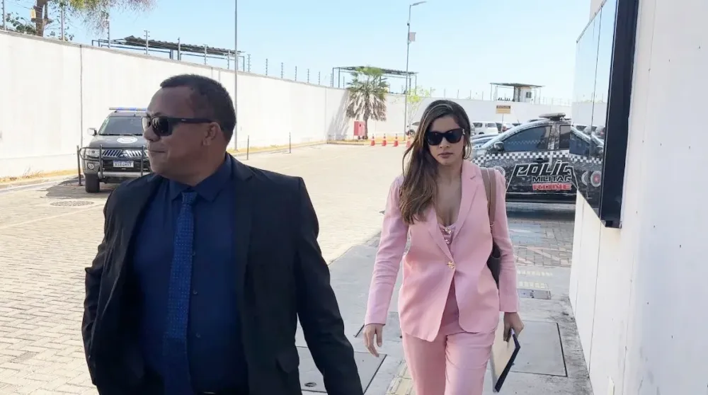 Tatiana Medeiros e seu advogado chegam ao Fórum Eleitoral para o segundo dia de audiência (Foto: Gustavo Cavalcante)