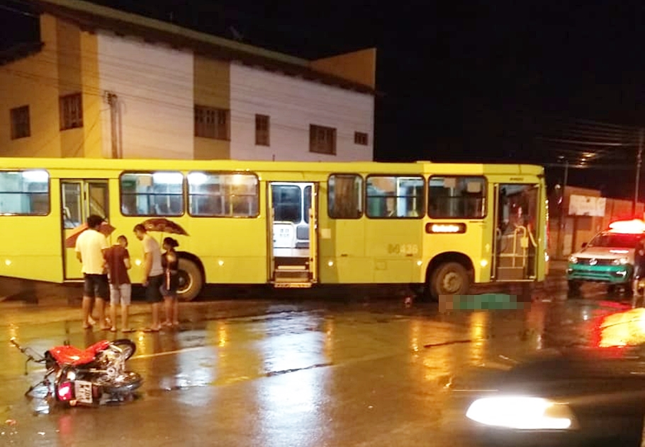 Colisão entre ônibus e moto deixa homem morto no Torquato Neto