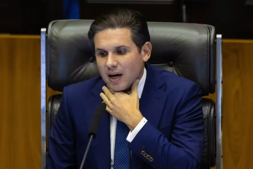 O presidente da Câmara, Hugo Motta, na votacão do projeto de lei antifacção — Foto: Brenno Carvalho / Agência O Globo