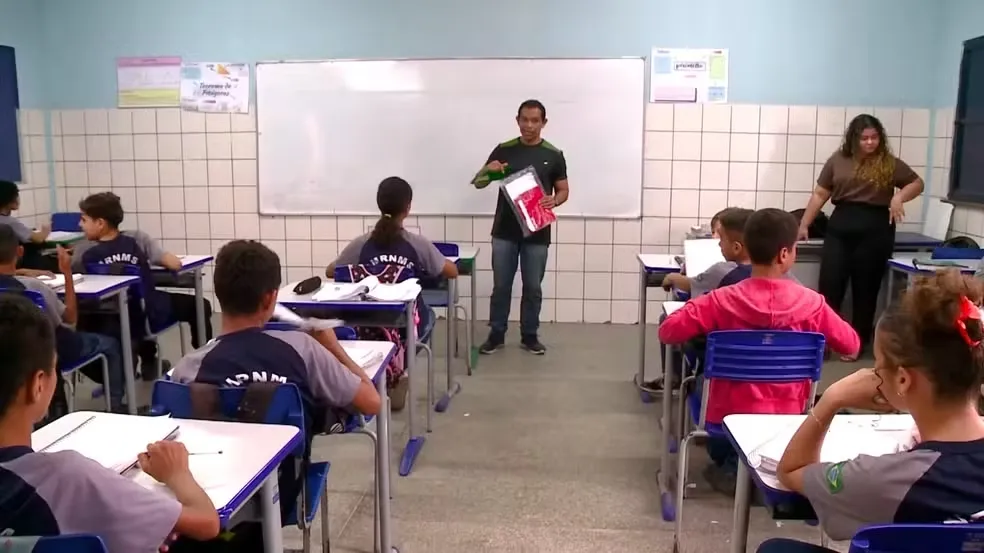 Alunos assistem aula em escola — Foto: Reprodução