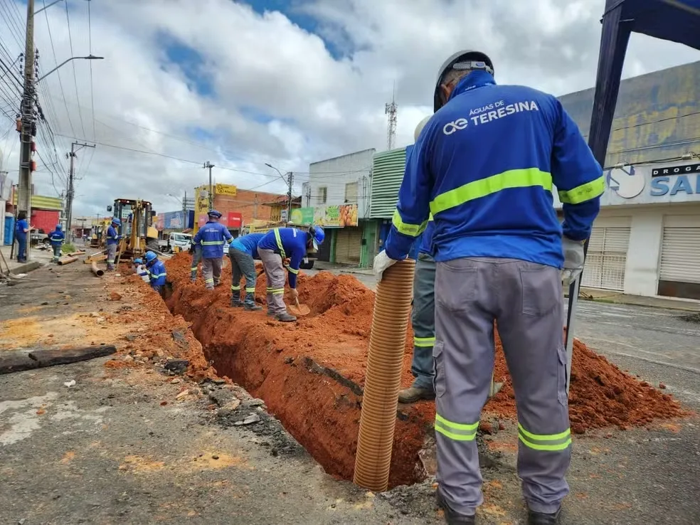 Obra de esgotamento sanitário executada em rua de Teresina — Foto: Divulgação/Águas de Teresina