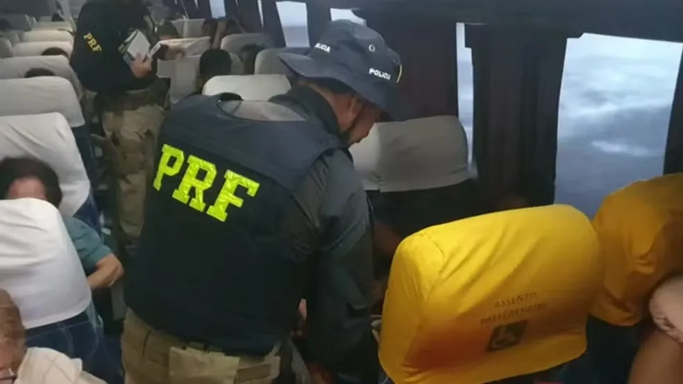 Homem é conduzido suspeito de assediar mulher em ônibus na BR-343, em Teresina — Foto: PRF