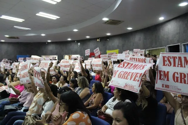 Professores tentam barrar votação, mas Câmara aprova reajuste salarial