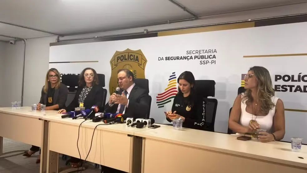 Coletiva sobre o caso da servidora encontrada desacordada na Delegacia Geral do Piauí — Foto: Sthefany Prado