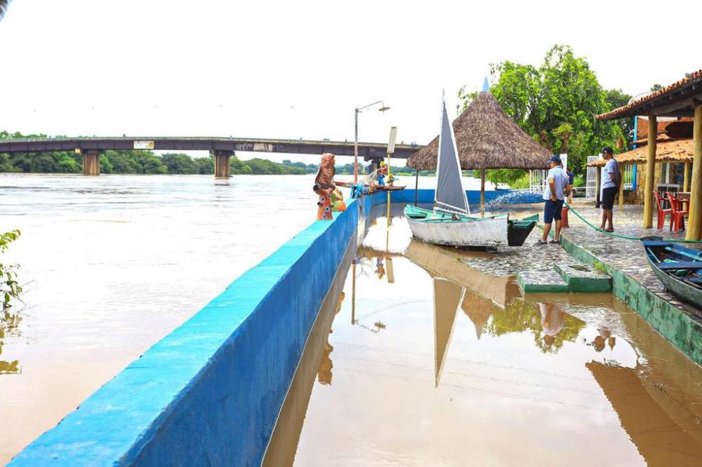 Rio Poti invade restaurante O Pesqueirinho e ameaça atingir casas