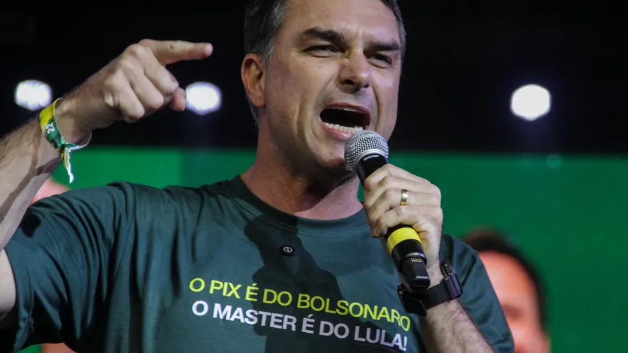 O senador Flávio Bolsonaro (PL-RJ) durante evento de lançamento das pré-candidaturas do PL-SC, em Florianópolis | Imagem: Vitor Souza/AFP