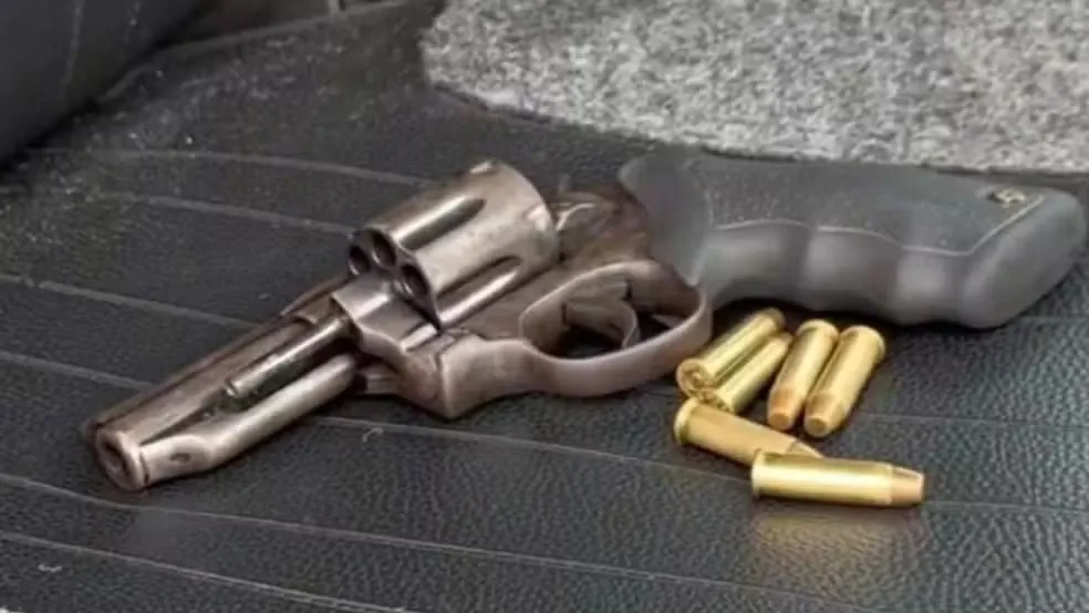 Motorista por aplicativo é preso por porte ilegal de arma durante corrida em Teresina — Foto: PRF