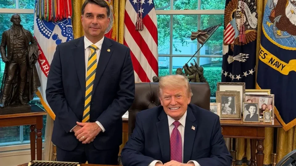 Flávio Bolsonaro visita Trump com o objetivo de sabotar o Brasil.