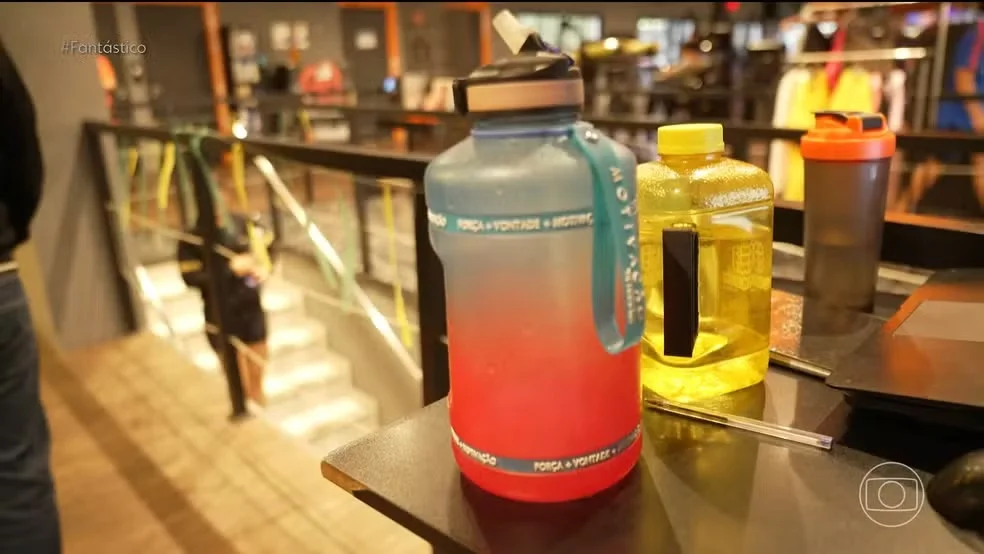 Bactérias encontradas nas garrafas podem causar diarreia, vômito, febre, cólicas e desidratação. (Foto: Reprodução/TV Globo)