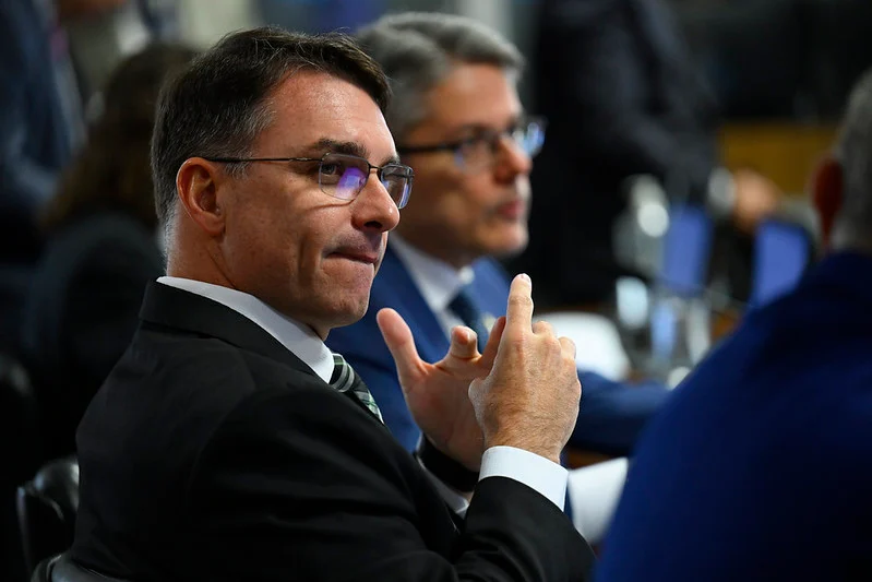 Flávio Bolsonaro impede votação do fim da escala 6x1