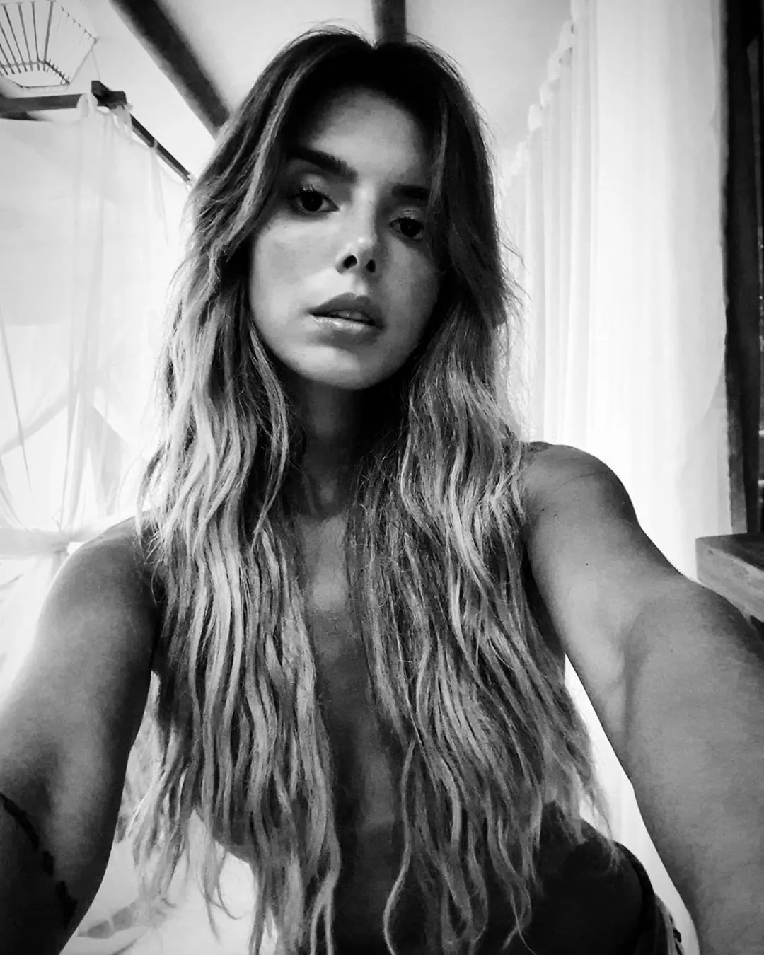 Giovanna Lancellotti lembra foto sem blusa diante do espelho