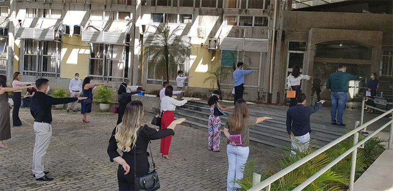 Alunos de Medicina têm formatura antecipada para ajudar na pandemia