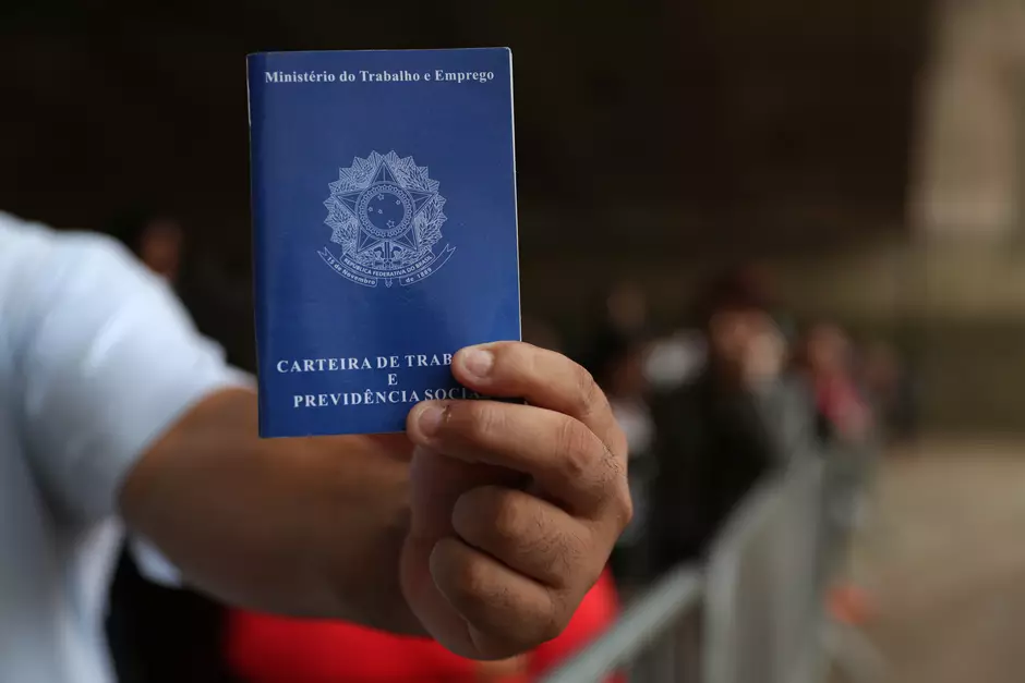 Governo edita MP que permite suspensão de contrato de trabalho por 4 meses