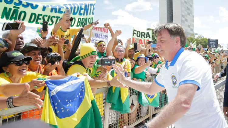 Bolsonaro ataca governadores e pede fim do confinamento em massa