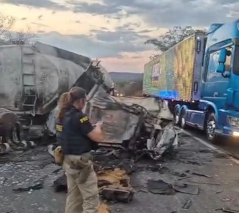 Batida entre três veículos deixa um morto, dois feridos e interdita BR-316