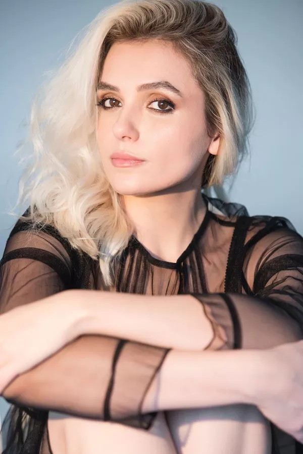 Monica Iozzi posa lindíssima e rebate comentário machista