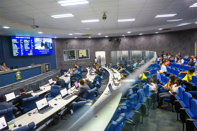 Vereadores deixam secretarias e suplentes perdem vagas na CMT 