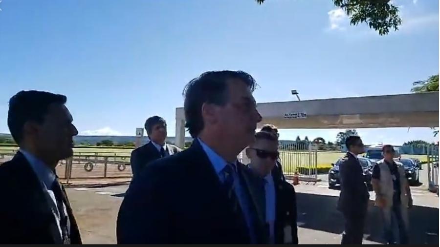 Bolsonaro conversa com apoiadores na saída do Palácio da Alvorada 