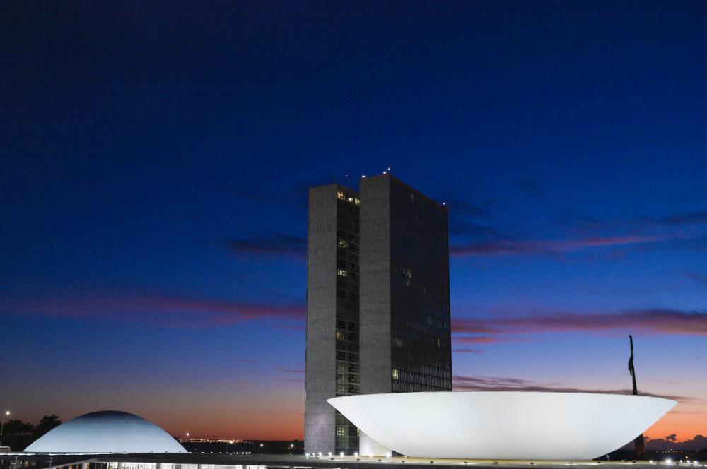 Com demora do governo, Congresso decide aprovar ajuda a estados