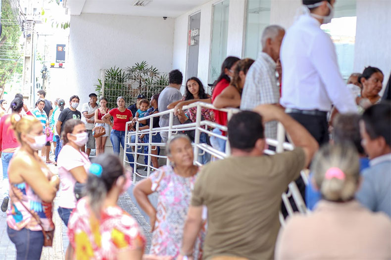 Em meio a isolamento, dezenas de pessoas fazem fila em bancos em Teresina