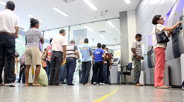 Deslocamento até bancos deve ser feito somente quando essencial