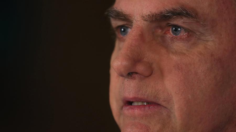 Pressionado e isolado, Bolsonaro oscila entre apoio de generais e do filho Carlos