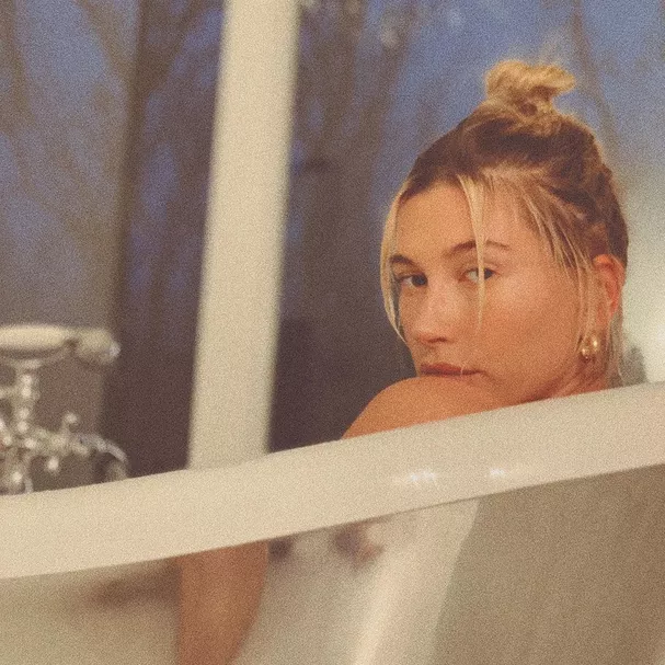 Bieber não se segura e compartilha foto da esposa na banheira