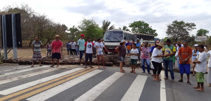 Protesto por falta de água bloqueia BR-316 na zona Sul de Teresina
