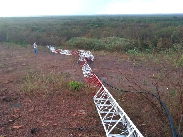 Torre 3 metros caiu após chuva com ventania em Piracuruca — Foto: Arquivo Pessoal/Denilson Santos 