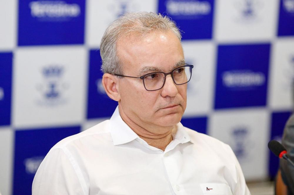 Firmino assina exoneração de vereadores que vão disputar eleição
