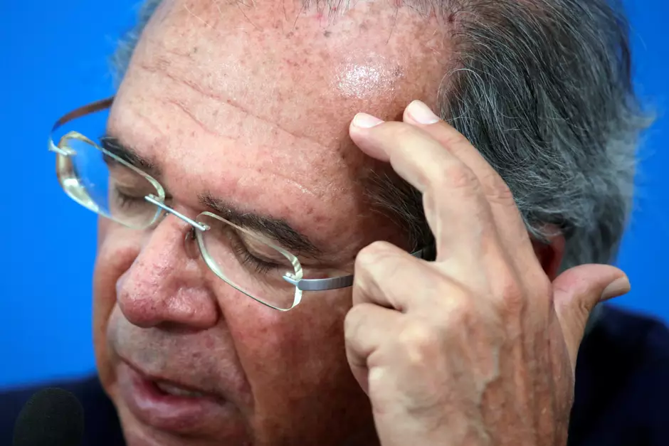 Paulo Guedes defende congelamento do salário de servidores por 2 anos