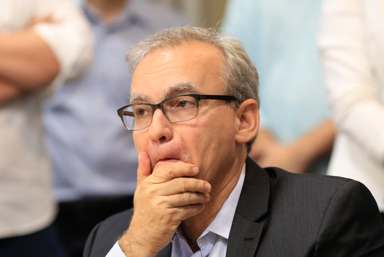 Firmino assina novo decreto e suspende passe estudantil