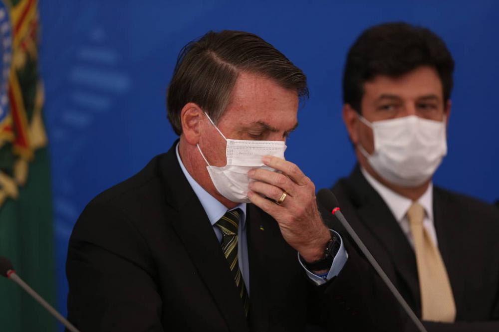 Crise expõe Bolsonaro emparedado por Mandetta e sob tutela dos militares