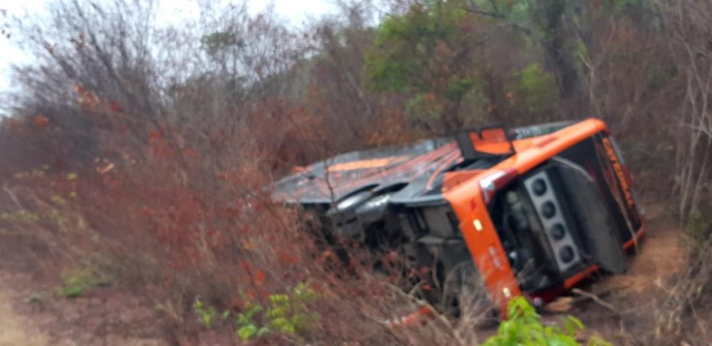 Ônibus da empresa Catedral tomba e deixa 3 mortos na BR 135