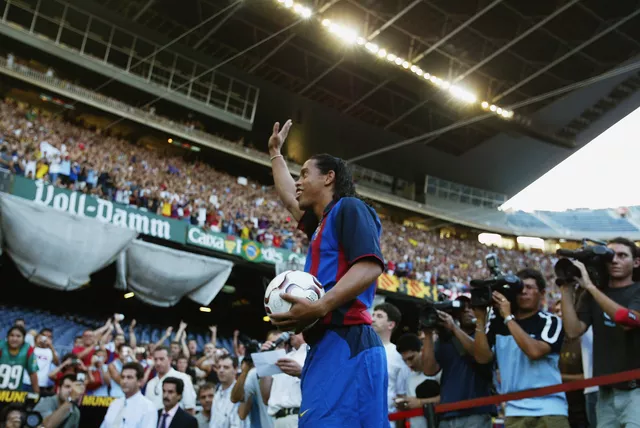 Ex-presidente do Barça defende Ronaldinho: 'Alguém o enganou'