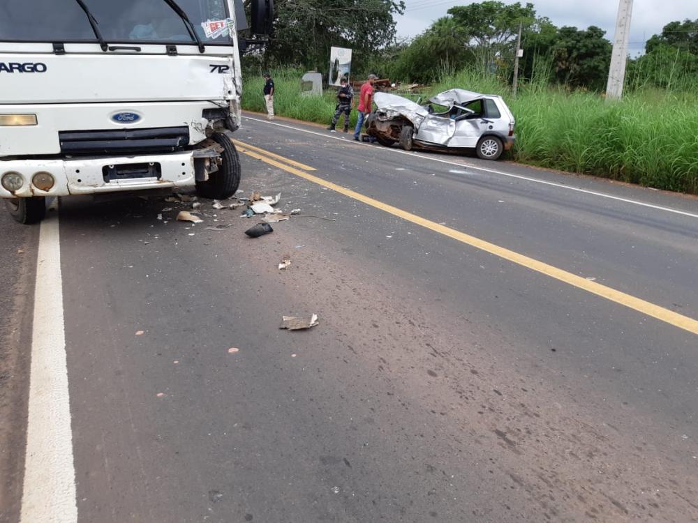 Acidente entre veículo de carga e carro deixa uma pessoa morta na BR 316