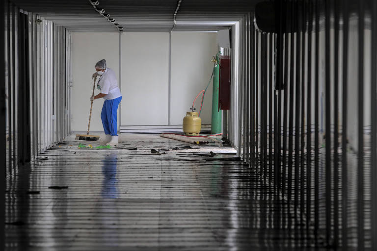  Funcionária trabalha no final da montagem do hospital de campanha do estádio Presidente Vargas, em Fortaleza, previsto para ser inaugurado nesta segunda-feira (20) - Jarbas Oliveira/Folhapress 
