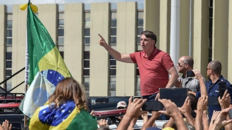 Bolsonaro estabelece parasitismo político em quem atua contra o vírus