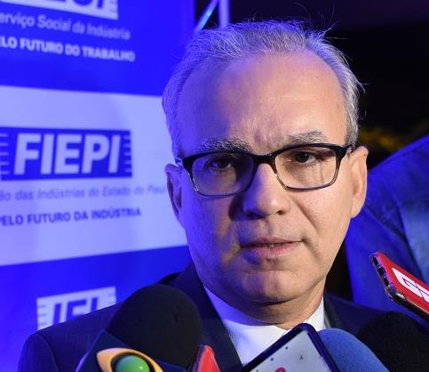 Com queda na arrecadação, Firmino admite corte na folha do município