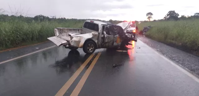 Mulher morre após colisão frontal entre caminhonetes na BR-316