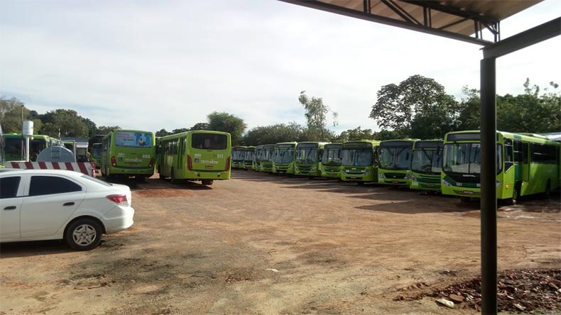Motoristas de ônibus param 100% da frota contra demissões
