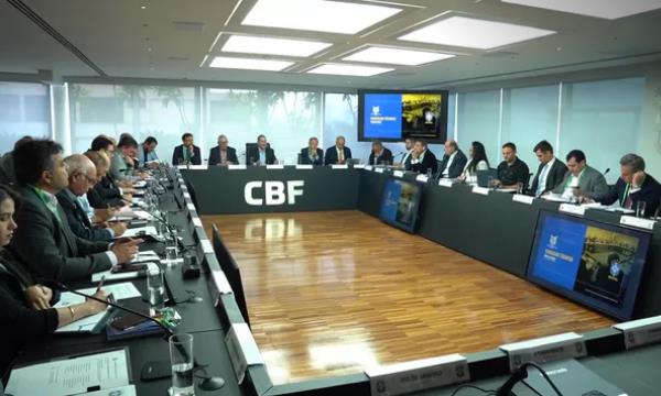 CBF e clubes acenam com volta aos treinos no começo de maio