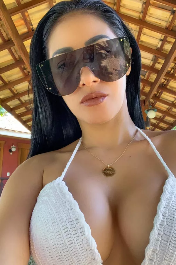 Simaria exibe decotão em foto usando biquíni de crochê