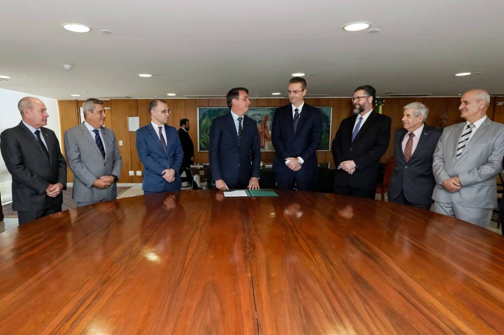 Bolsonaro foi convencido na madrugada a não desafiar STF com Ramagem