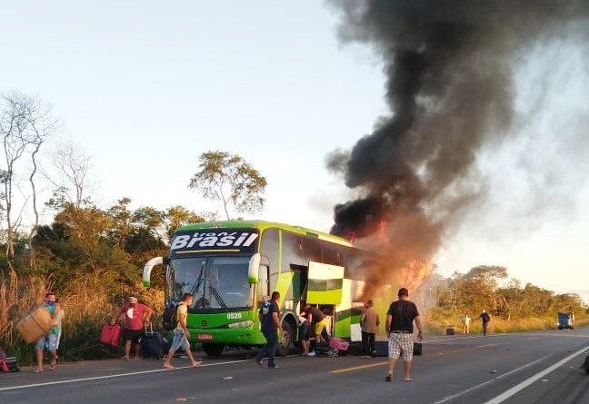 Ônibus da TransBrasil lotado de passageiros pega fogo na BR-135
