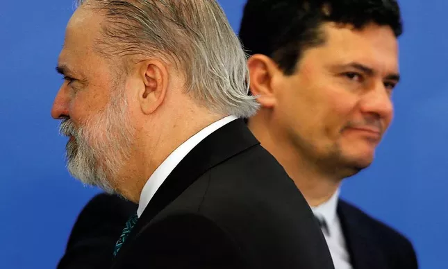 Nove entre dez integrantes da equipe de Aras acham que ele não denuncia Bolsonaro