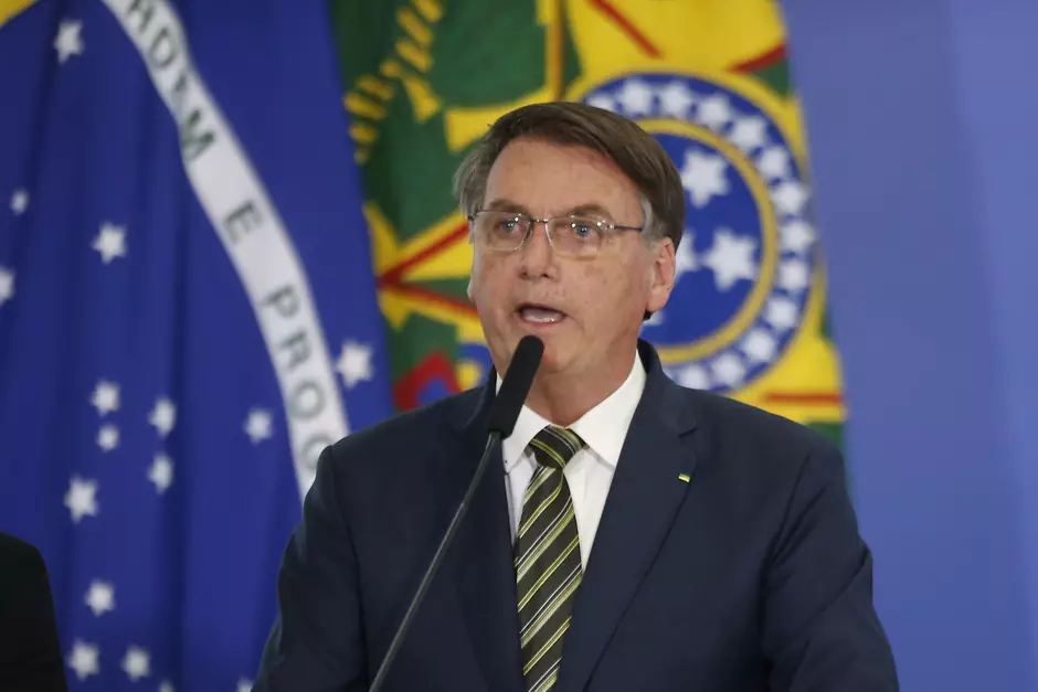 Bolsonaro diz que vai ampliar lista de atividades essenciais