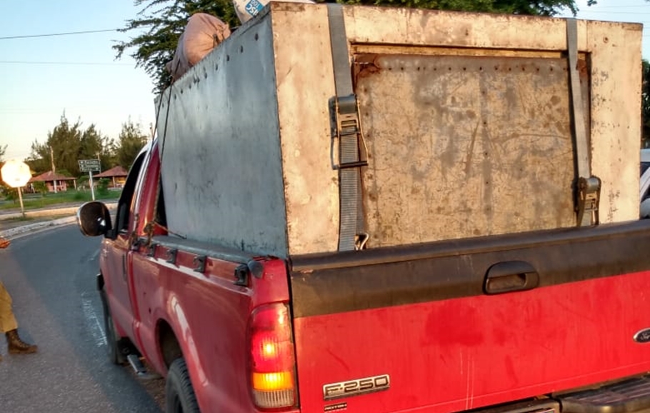 Veículo onde os trabalhadores foram flagrados dentro da câmara - Foto: Divulgação/PM-PI