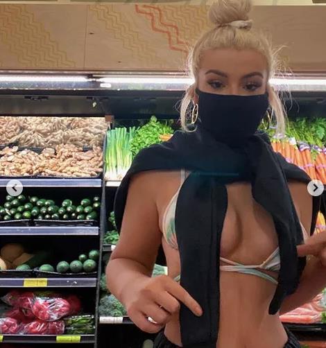 Youtuber é detonada por ir ao mercado de biquíni e máscara